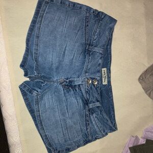 The brand is paris blues. Size 5 in women’s. vintage denim shorts.